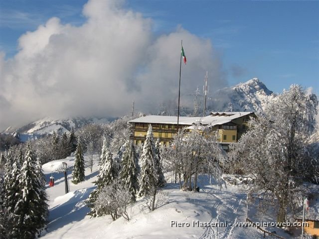 01 Il  rifugio Monte Poieto e l'Alben sullo sfondo.jpg